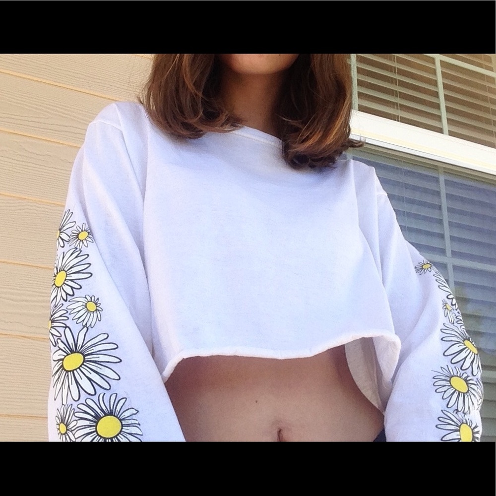 long sleeve daisy crop top 🌼
